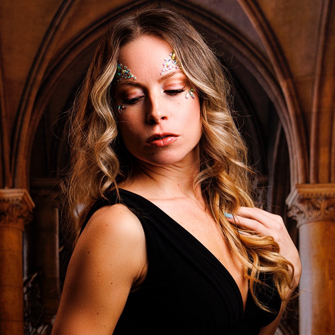 Gotische Architektur Kreisförmige Lichter Roter Teppich-bedeckte Treppe Fotohintergrund KAT-130