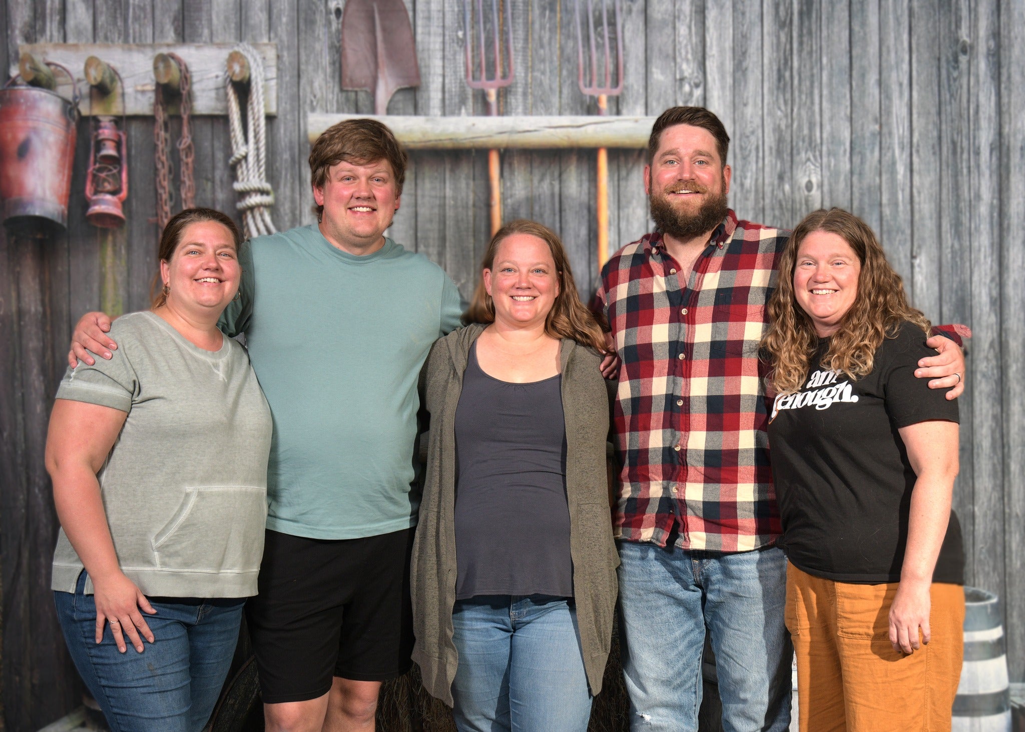 Scheune landwirtschaftliche Werkzeuge Grunge Holz Wandhintergründe HJ03184