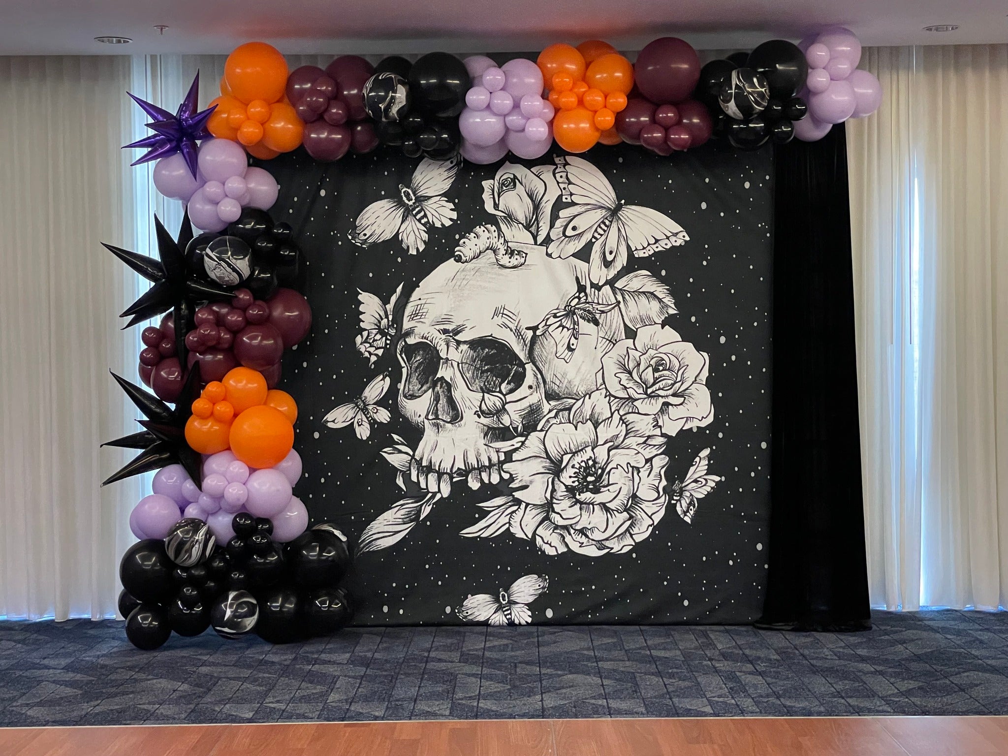 Gezeichnete Gothic Floral Totenkopf Halloween Hintergrund M8-44
