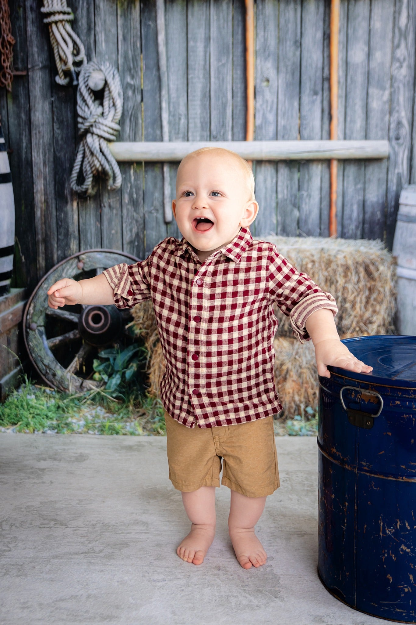 Scheune landwirtschaftliche Werkzeuge Grunge Holz Wandhintergründe HJ03184