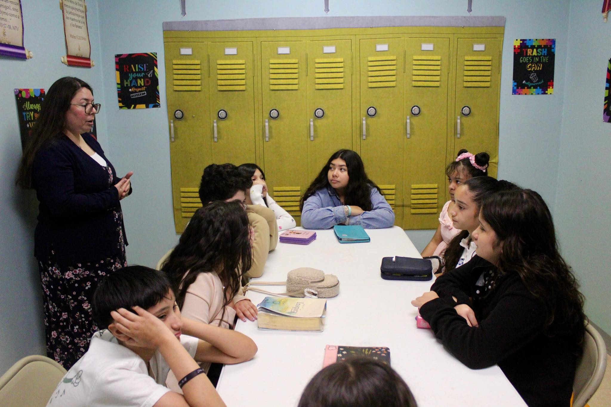 Zurück zur Schule Gelbes Schließfach Hintergrund für Fotos