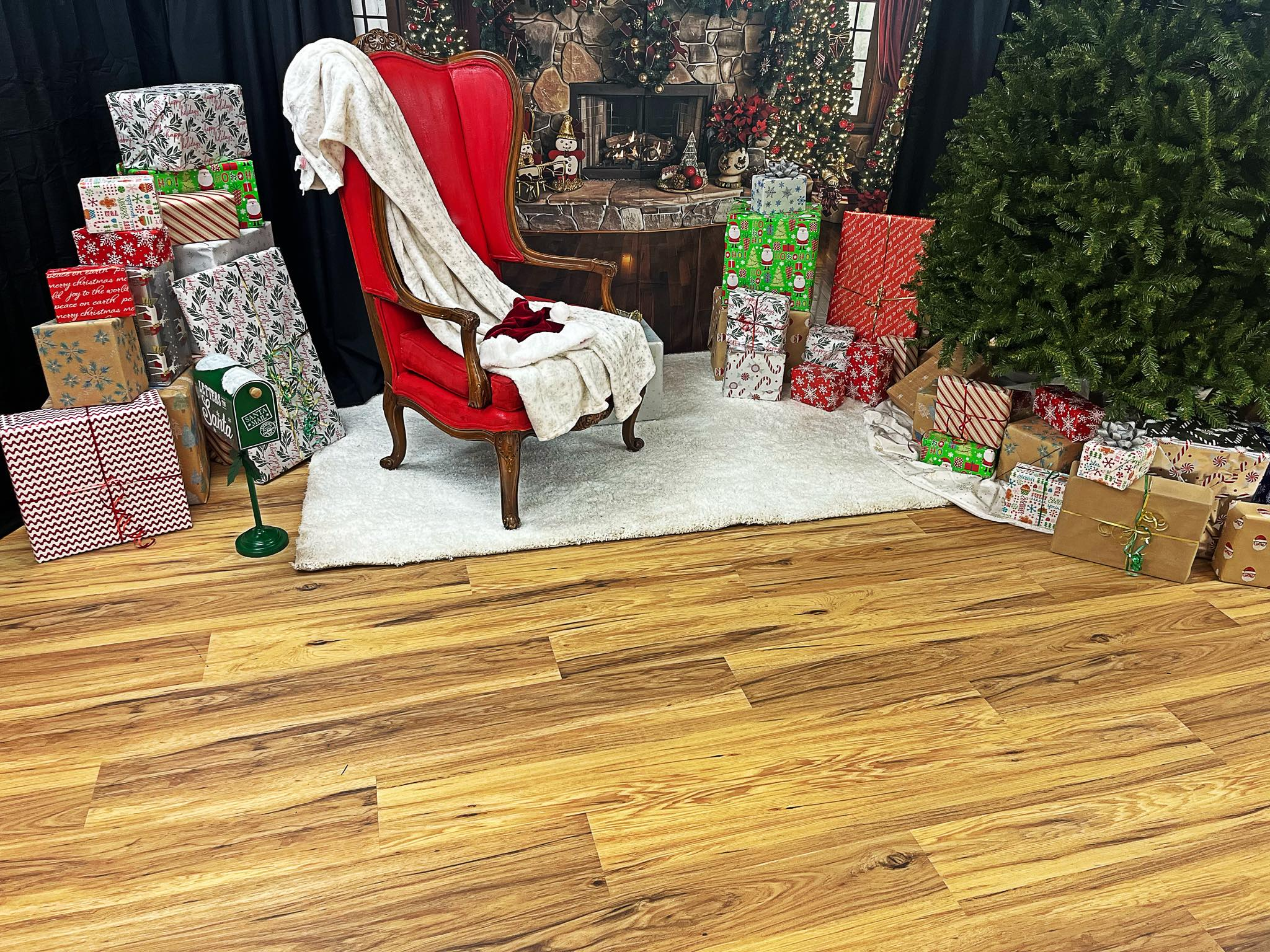 Weihnachtsmantel mit Bäumen und Lichtern Hintergrund BRP8-64