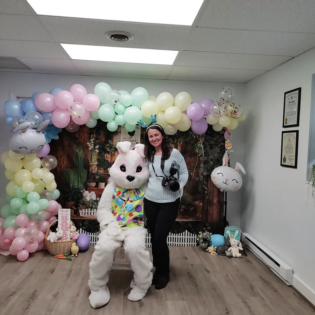 Frühlingshof-Terrasse eines Holzhauses mit Grünpflanzen-Hintergrund GC-200