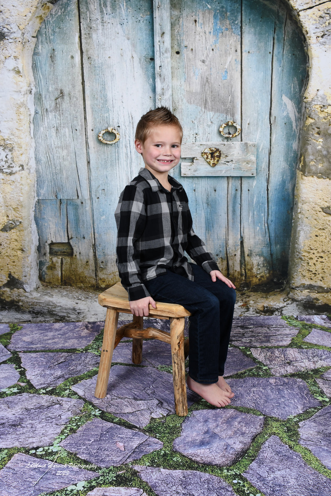 Hellblaue Runde Kleine Holztür Gelber Türrahmen Fotohintergrund KAT-143