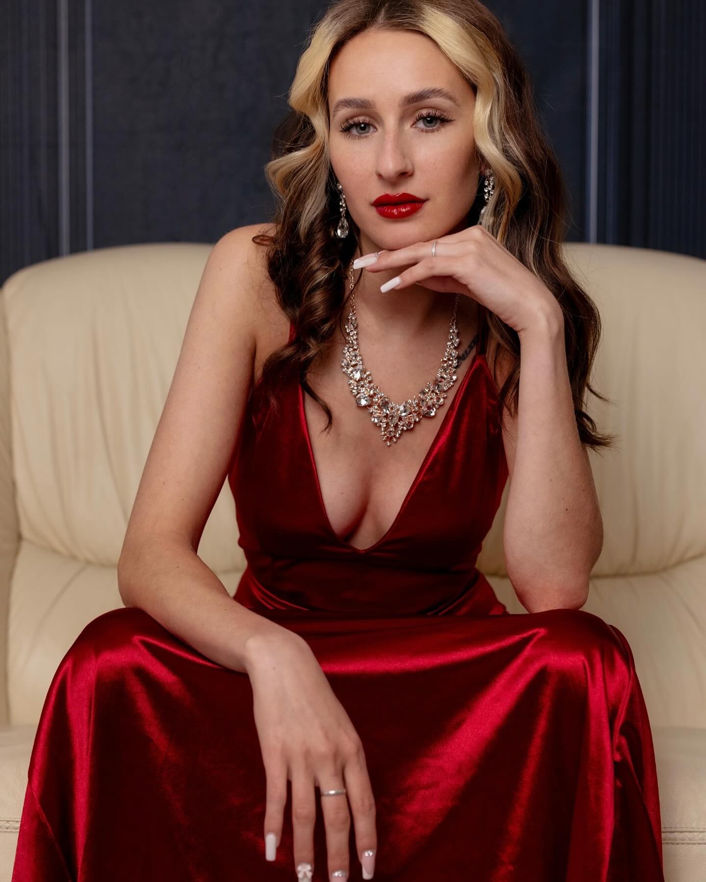 Schwarzer klassischer hölzerner Wandtür Hintergrund für Fotokabine GA-71