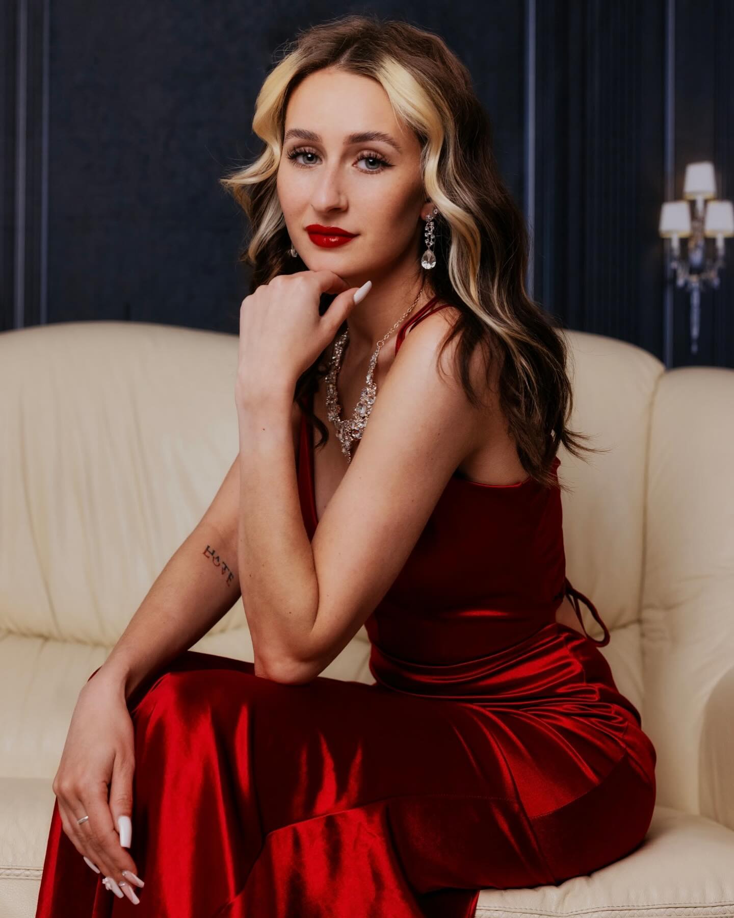 Schwarzer klassischer hölzerner Wandtür Hintergrund für Fotokabine GA-71