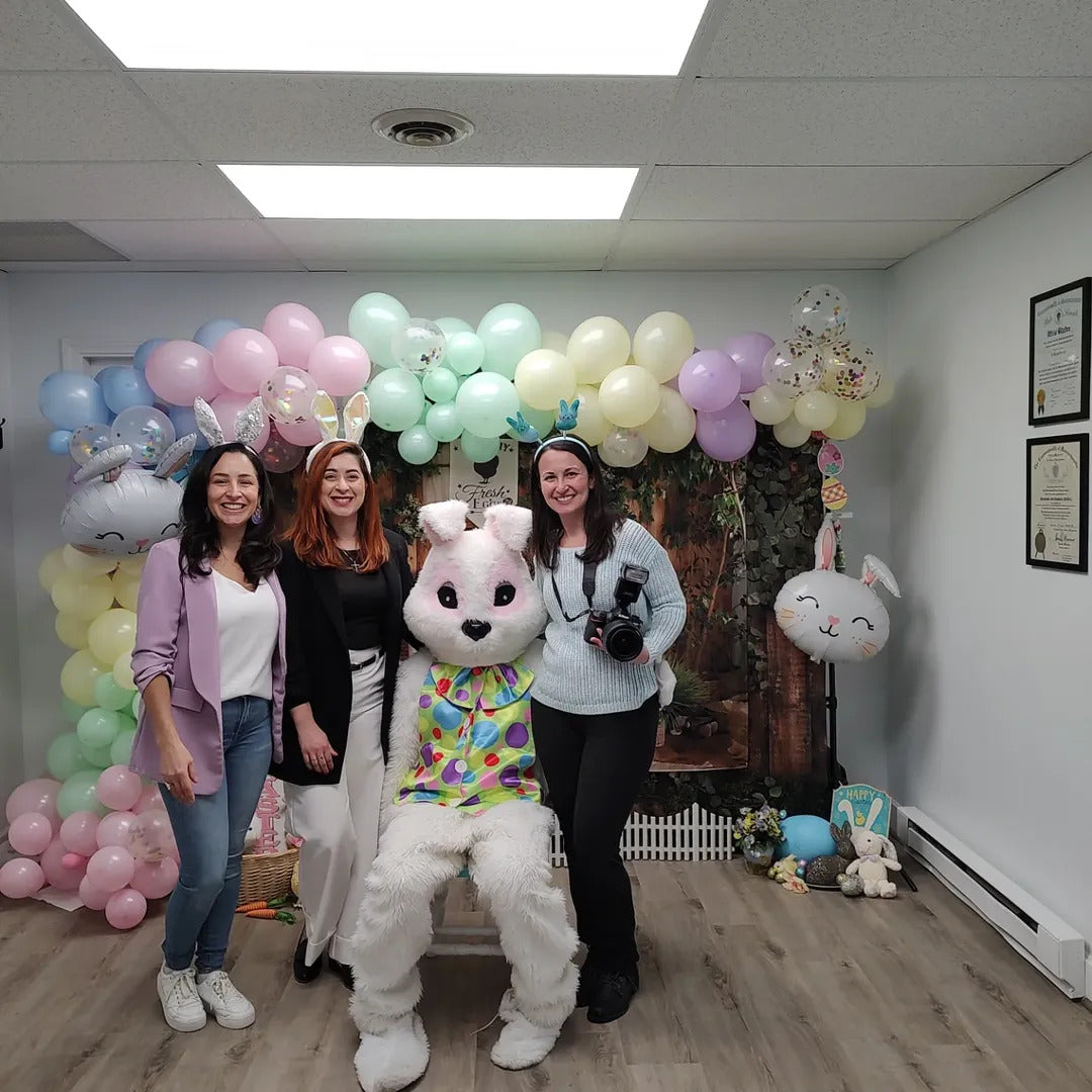 Frühlingshof-Terrasse eines Holzhauses mit Grünpflanzen-Hintergrund GC-200