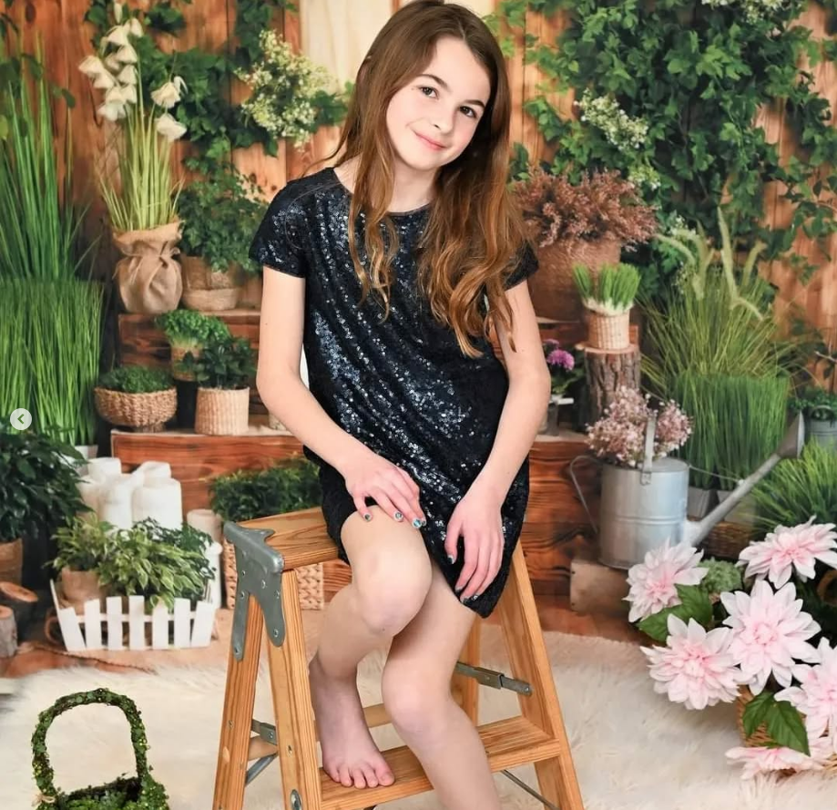 Frühlingshof-Terrasse eines Holzhauses mit Grünpflanzen-Hintergrund GC-200