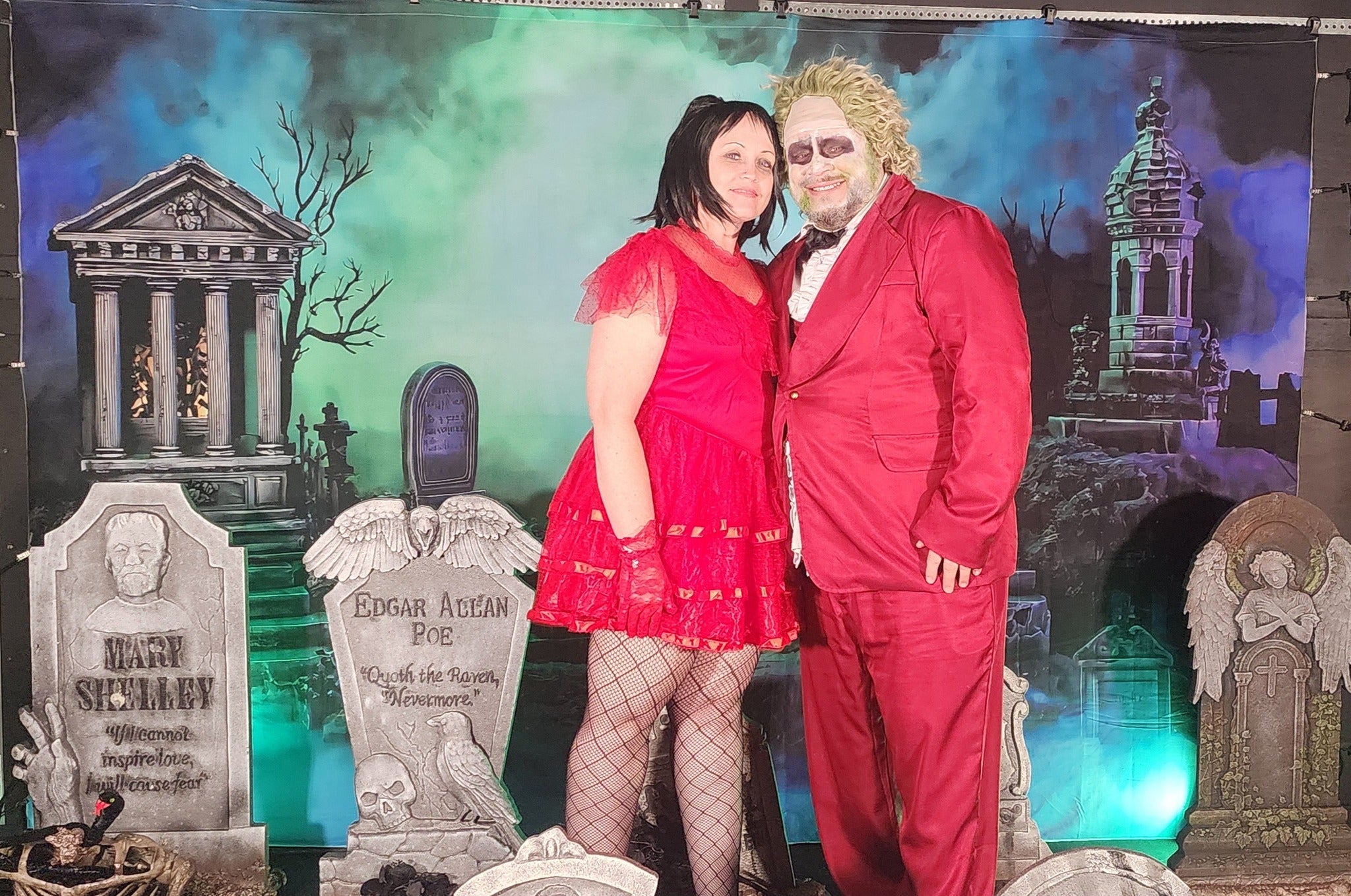 Halloweenkulisse Friedhof Glühende, neblige Grabsteine Foto Hintergrund MRR8-24