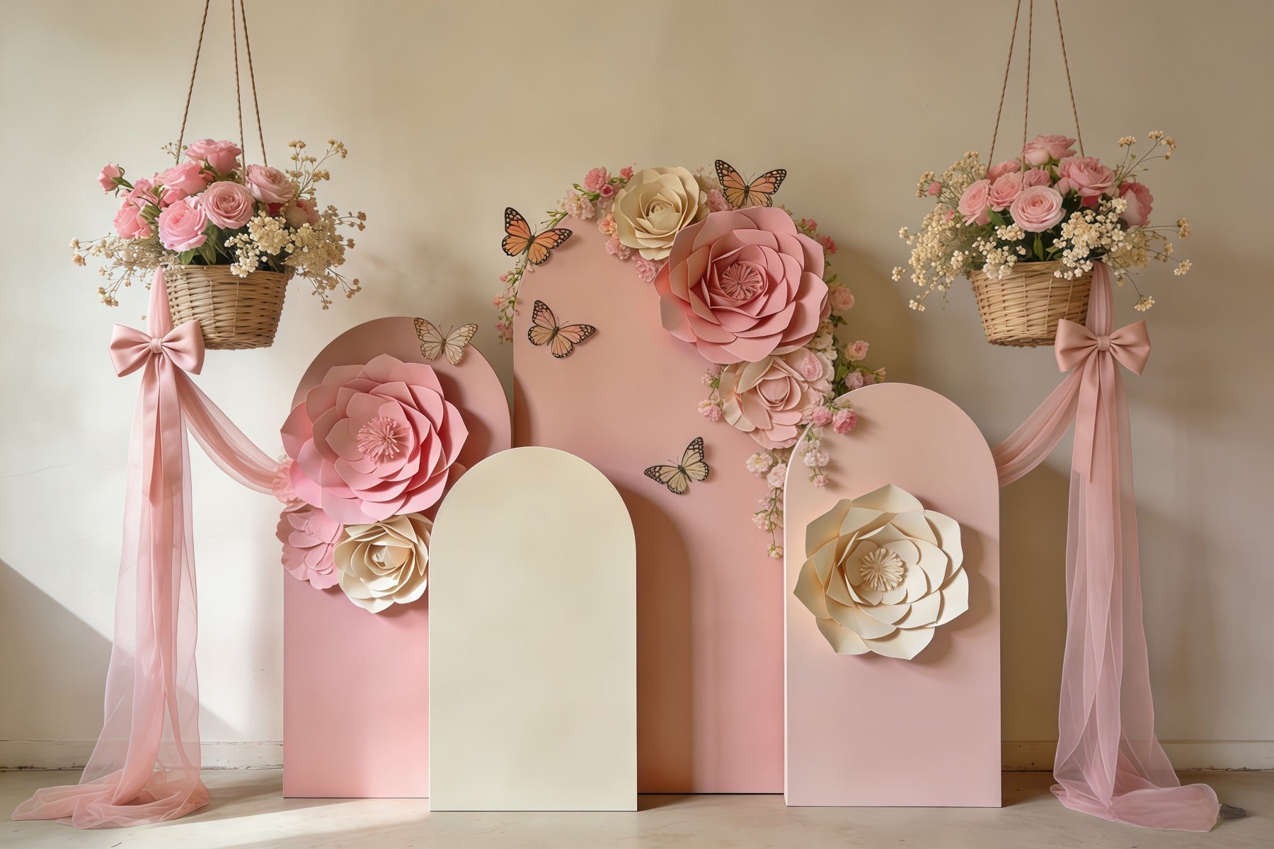 Frühlingshintergrund mit Papierblumen, rosafarbenem Blumenbogen und Schleifen, Fotohintergrund mit Blumenmuster CSH61-162
