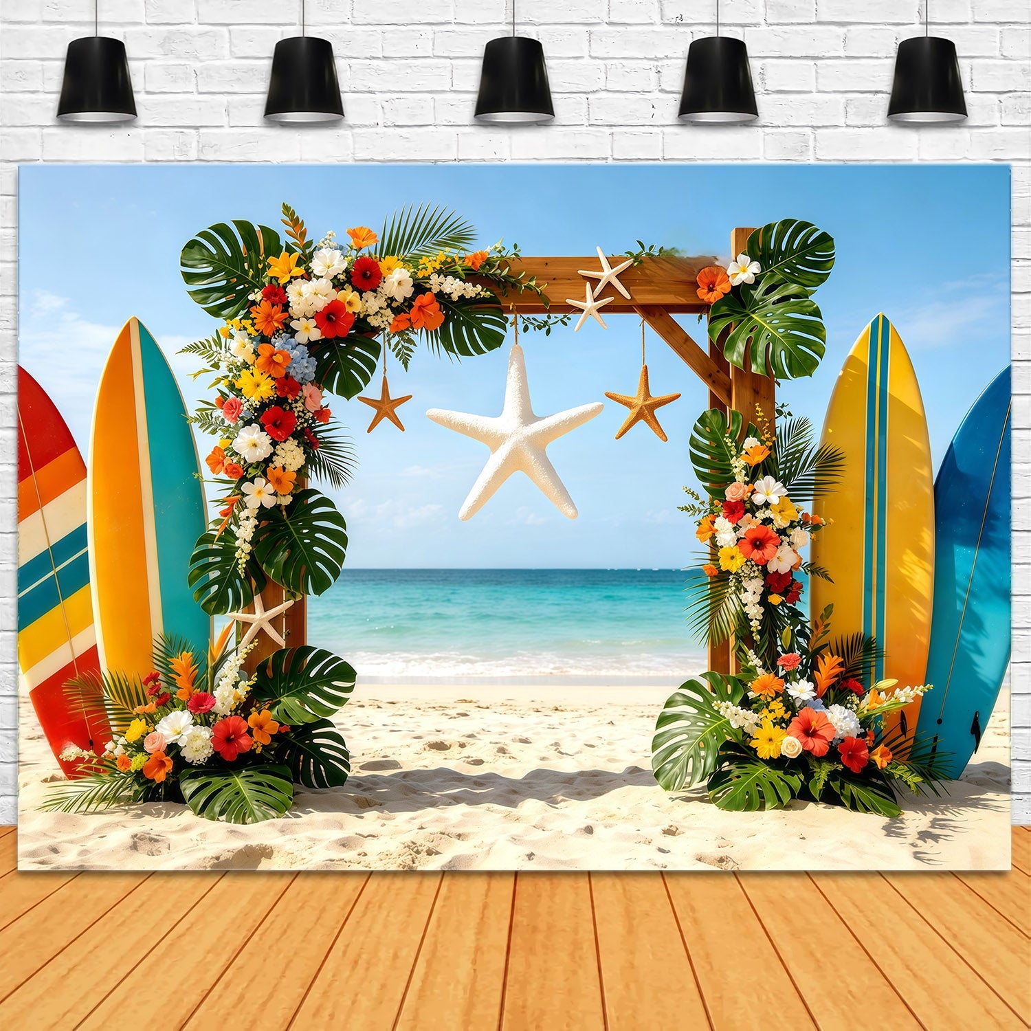Strandkulisse mit tropischem Surfbrett, Blumen, Seesternen und Bogen–Sommerfotohintergrund CSH64-86