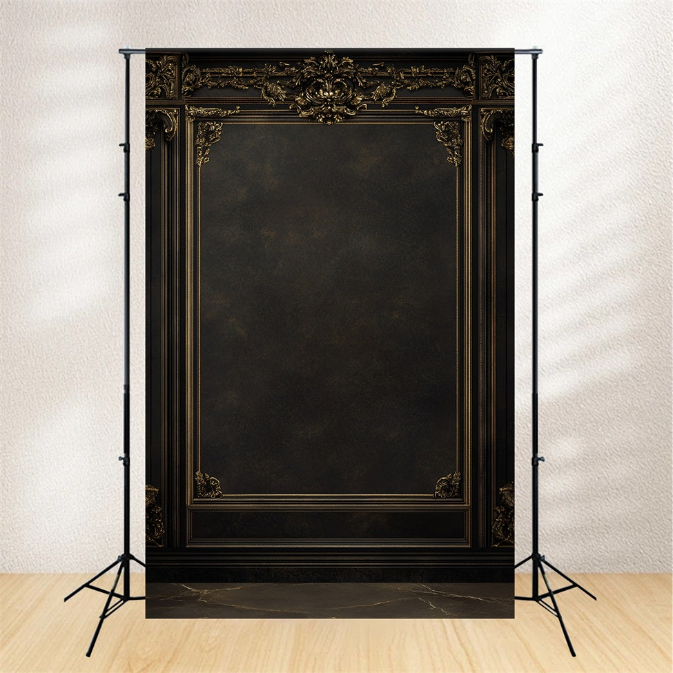 Dunkler Fotohintergrund Verschnörkelter barocker Goldrahmen auf dunkler Wand Porträt Studiokulisse GQ58-70