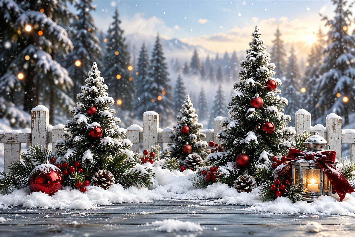 Weihnachtswald-Hintergrund Verschneiter Zaun Rote Weihnachtskugeln HQ610-159