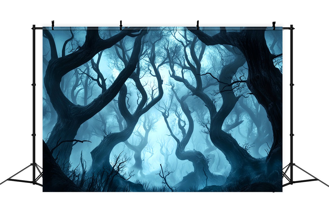 Dunkler, unheimlicher Wald mit verdrehten Bäumen und blauem Nebel Waldkulisse LXX58-280