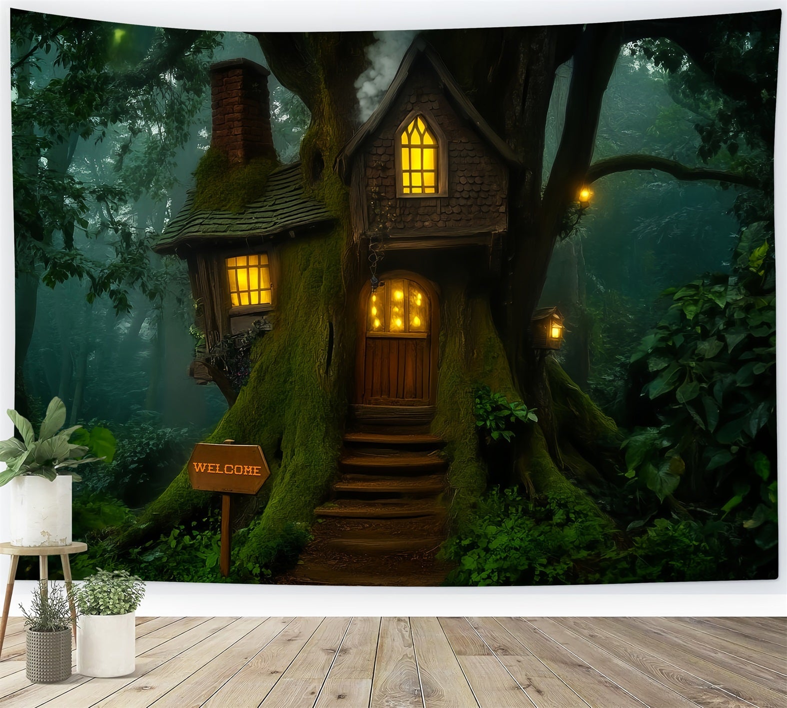 Dunkler, unheimlicher Wald mit skurriler Baumhütte und Laternenlicht Gruselige Waldkulisse LXX58-283