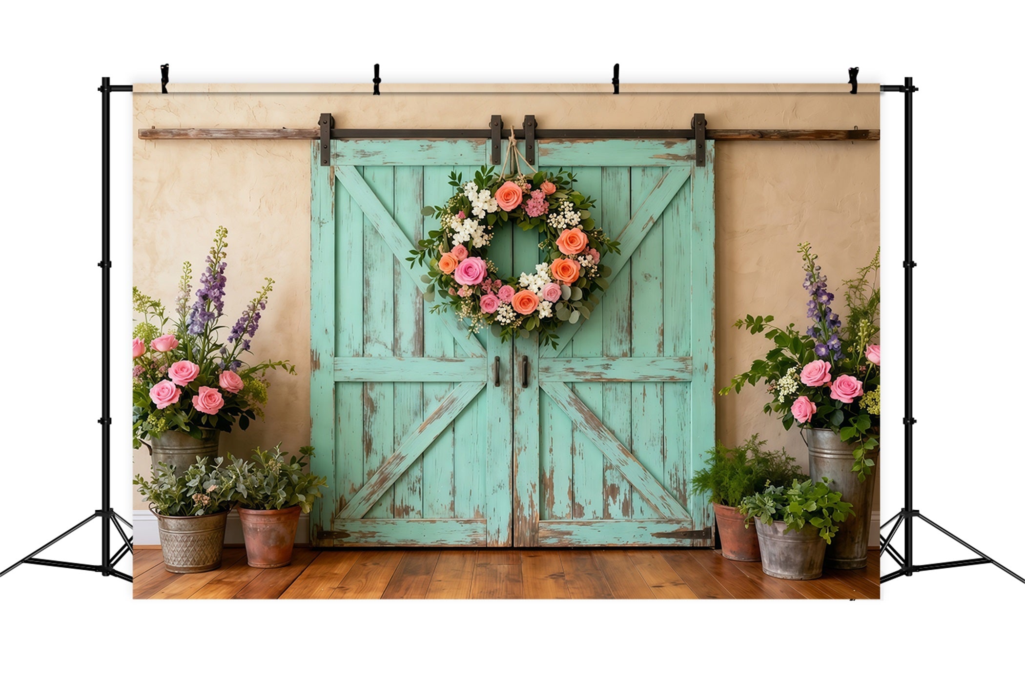 Farmhouse-Chic-Hintergrund zum Muttertag: Verwitterte blaugrüne Scheunentür mit Kranz – Fotohintergrund zum Muttertag LXX63-44