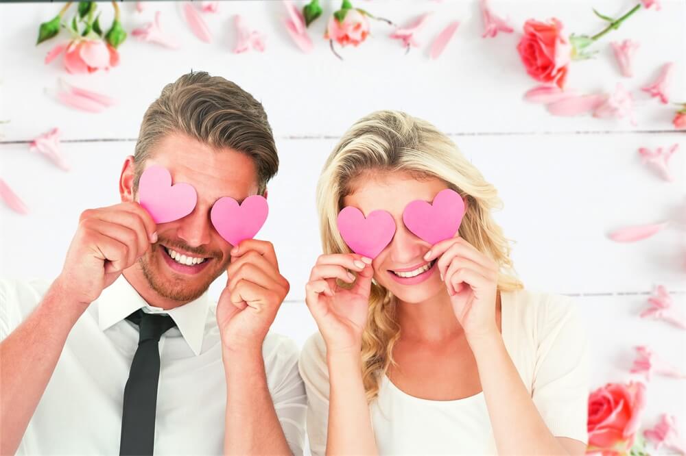 Valentinstag Rosa Rosen Verstreute Blütenblätter Weißer Boden Romantische Kulisse M12-10
