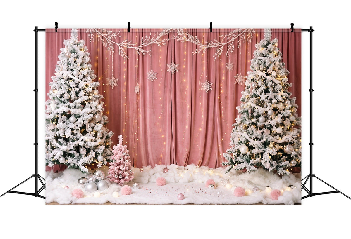 Winterlicher Weihnachtshintergrund Rosa Vorhang Verschneiter Weihnachtsbaum RR610-147