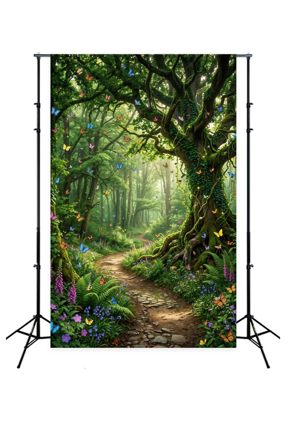 Märchenwald-Hintergrund: Schmetterlingsreicher verzauberter Waldweg, grüner Wald-Hintergrund RR63-145