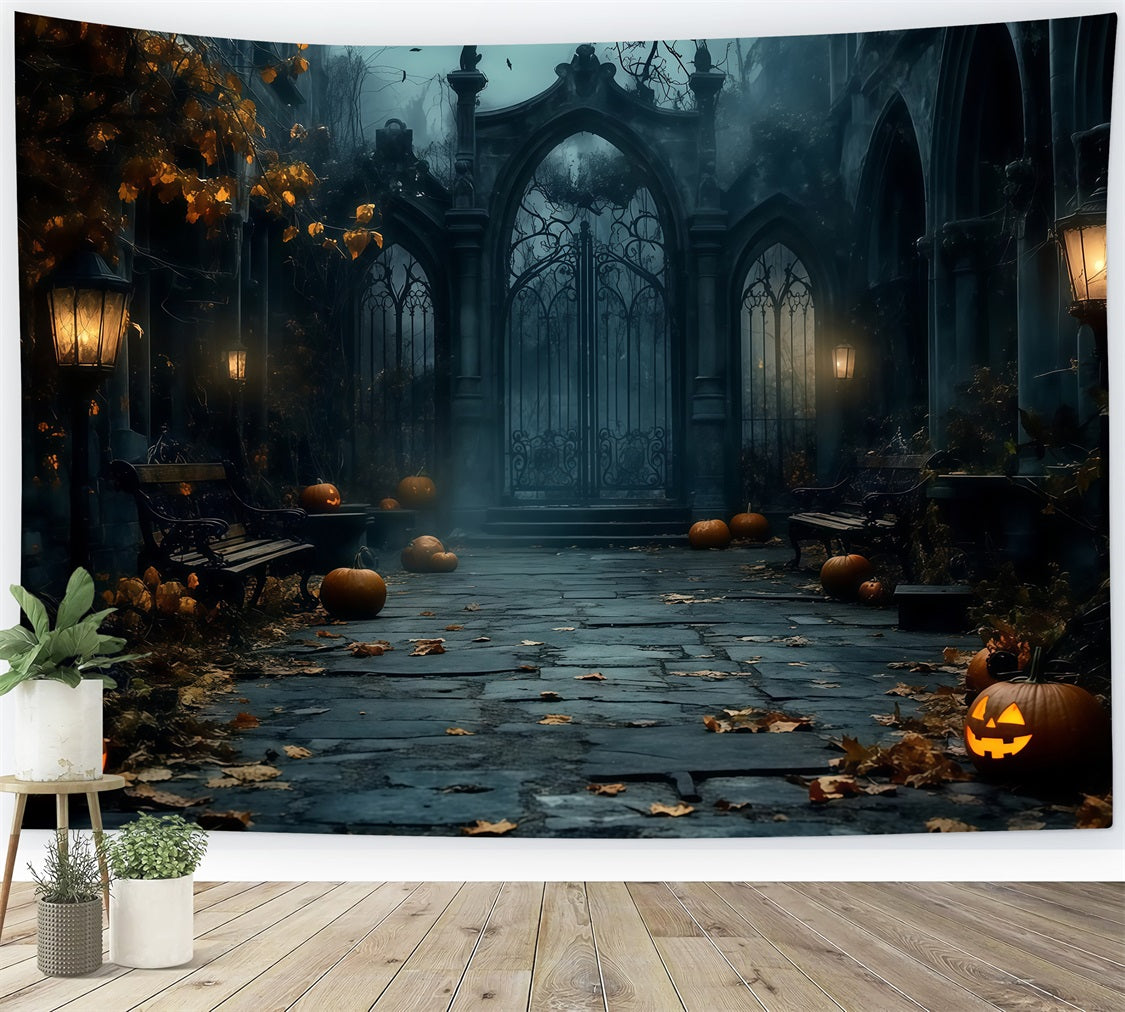 Nebliges gotisches Halloweentor mit verstreuten Kürbissen Halloween-FotoFotohintergrund TWW58-15