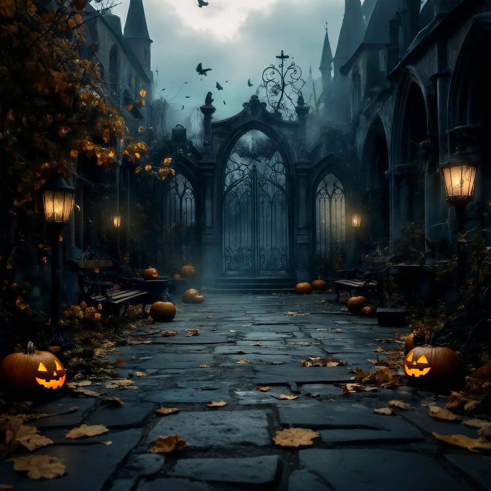 Nebliges gotisches Halloweentor mit verstreuten Kürbissen Halloween-FotoFotohintergrund TWW58-15