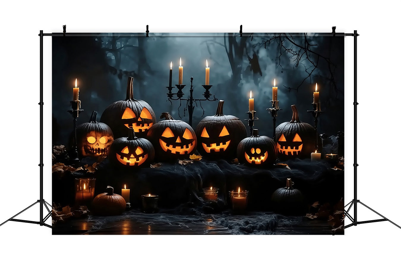 Halloween Kerzenbeleuchtete Jack-O'-Lantern-Anzeige in dunklen Wäldern Halloween-FotoFotohintergrund TWW58-16