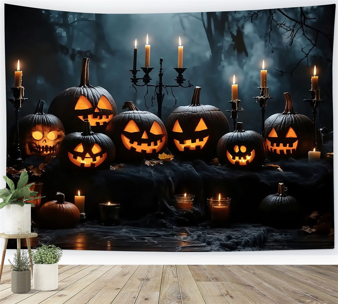 Halloween Kerzenbeleuchtete Jack-O'-Lantern-Anzeige in dunklen Wäldern Halloween-FotoFotohintergrund TWW58-16