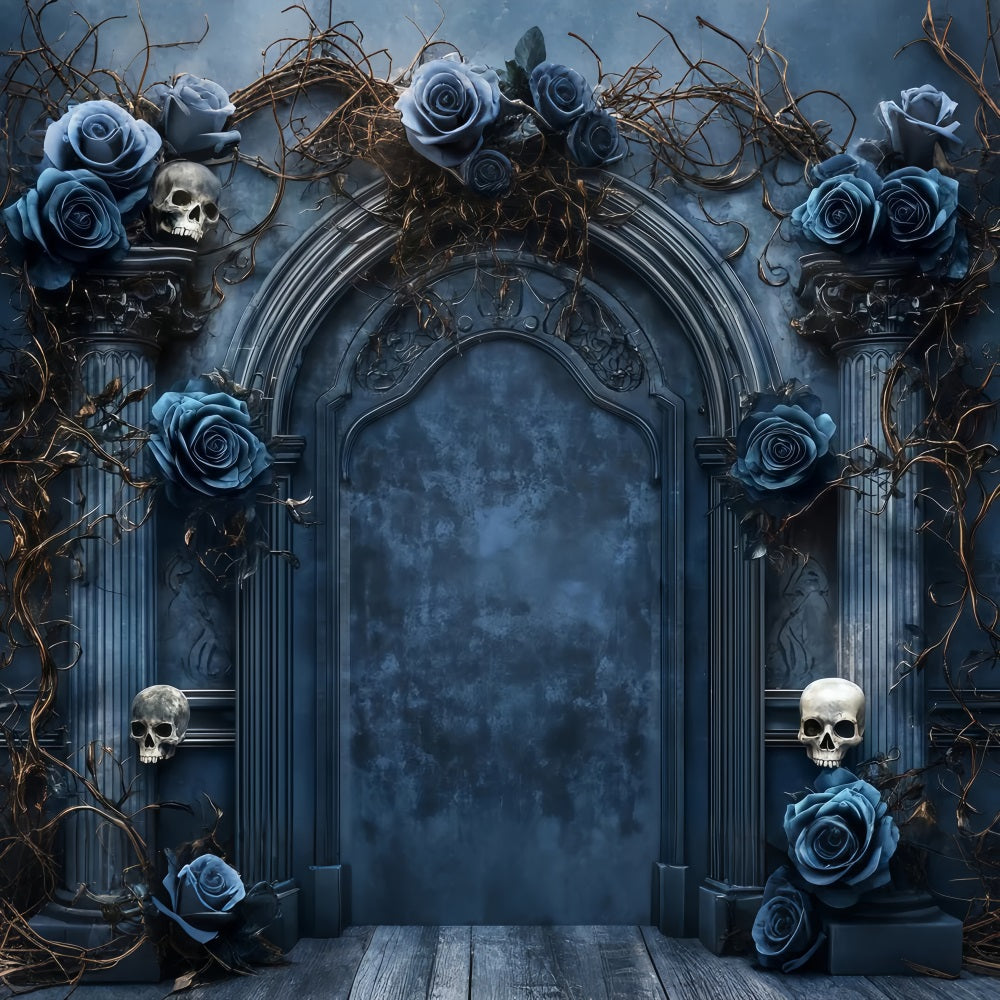 Garagentor-Halloween-Fotohintergrund Gotischer Bogen mit blauen Rosen und Totenköpfen Gespenstische Halloween-Kulisse TWW58-46