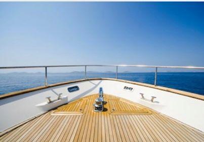 Weitwinkelaufnahme der Vorderseite der Yacht im Sommer Hintergrund G1