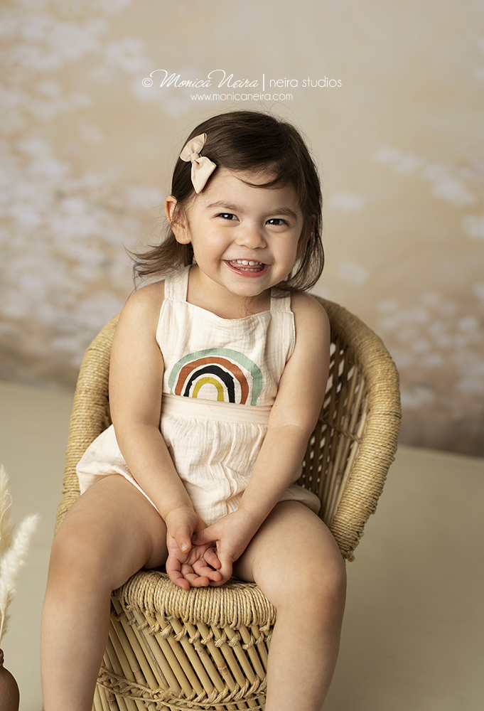 Verschwommener leuchtender Kranz auf gelblich braunem Hintergrund für Fotografie NB-084