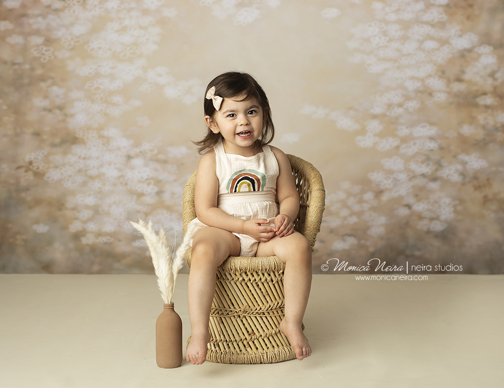 Verschwommener leuchtender Kranz auf gelblich braunem Hintergrund für Fotografie NB-084