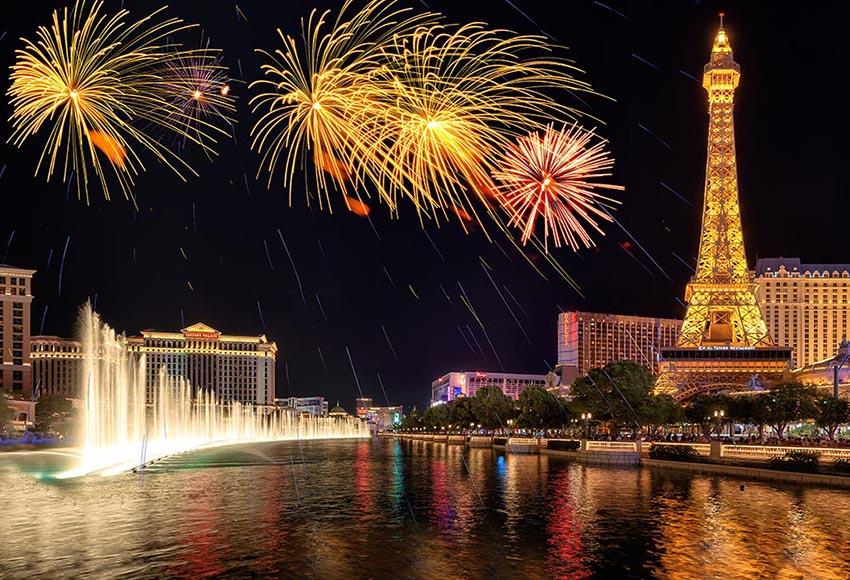 Eiffelturm bei Nacht mit Feuerwerk