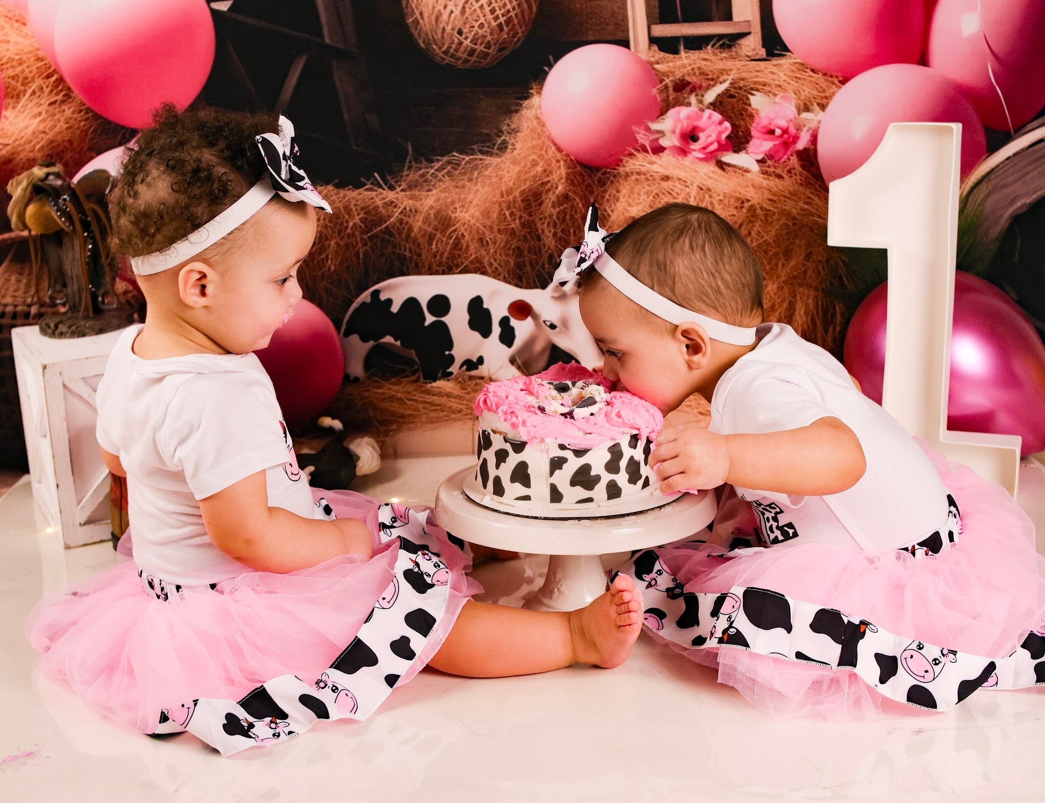 Cowgirl-Fotohintergrundideen Rustikaler Stall Rosa Luftballons Kinderhintergründe MRR9-87