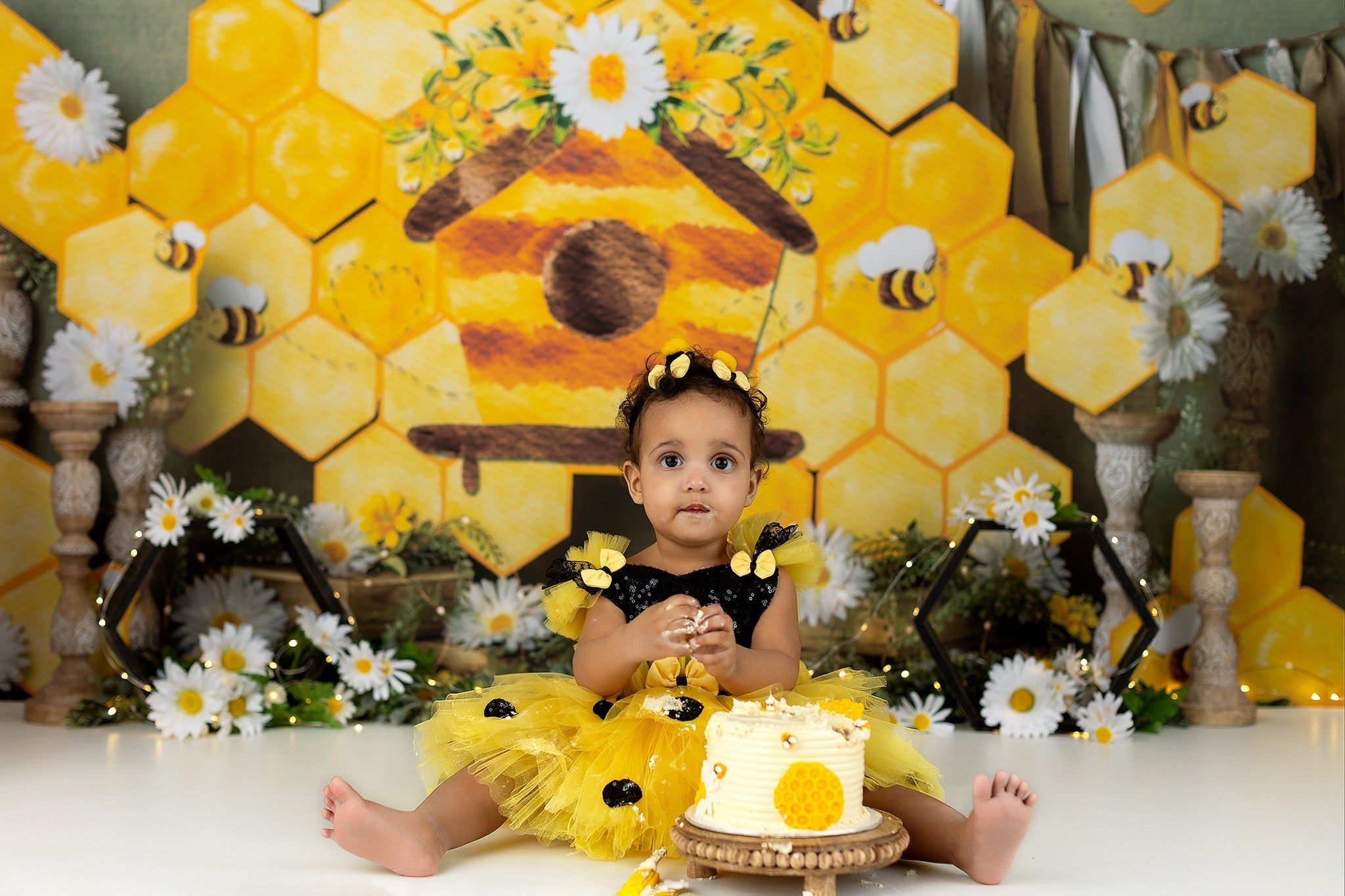 Fotohintergrund für Kinderfotos Wabenmuster Gänseblümchen Biene Cottage Display Fotohintergrund für Kinder MRR9-46