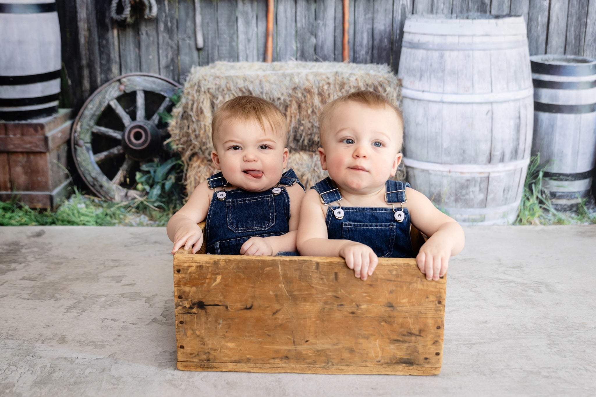 Scheune landwirtschaftliche Werkzeuge Grunge Holz Wandhintergründe HJ03184