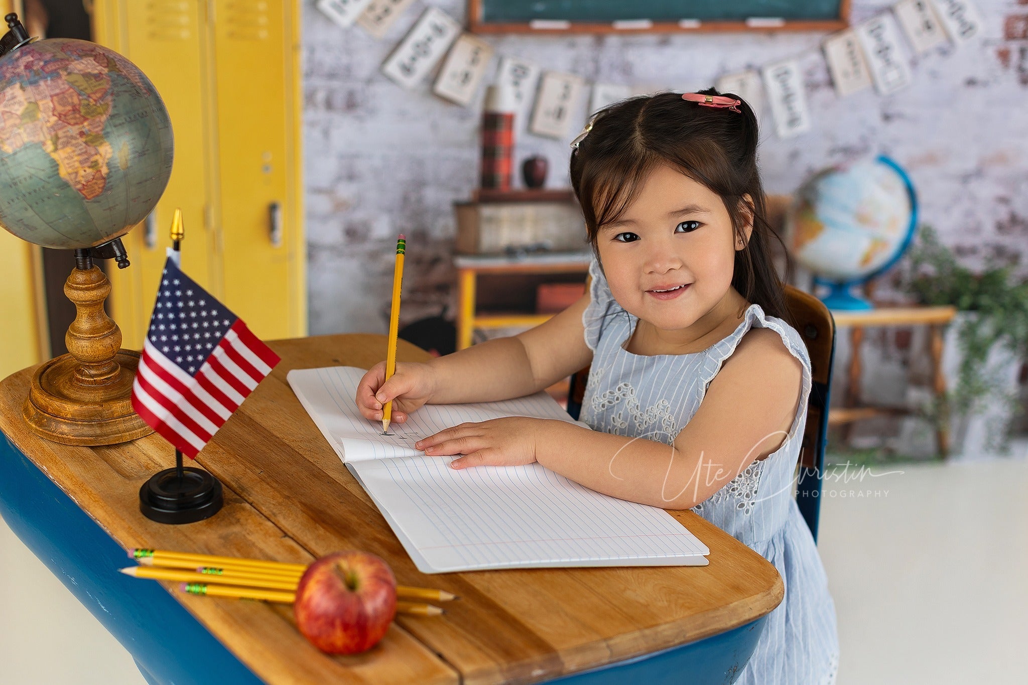 Fotohintergrund für Schulanfangsfotos Gelber Spind Klassenzimmer Schulhintergrund MRR9-43