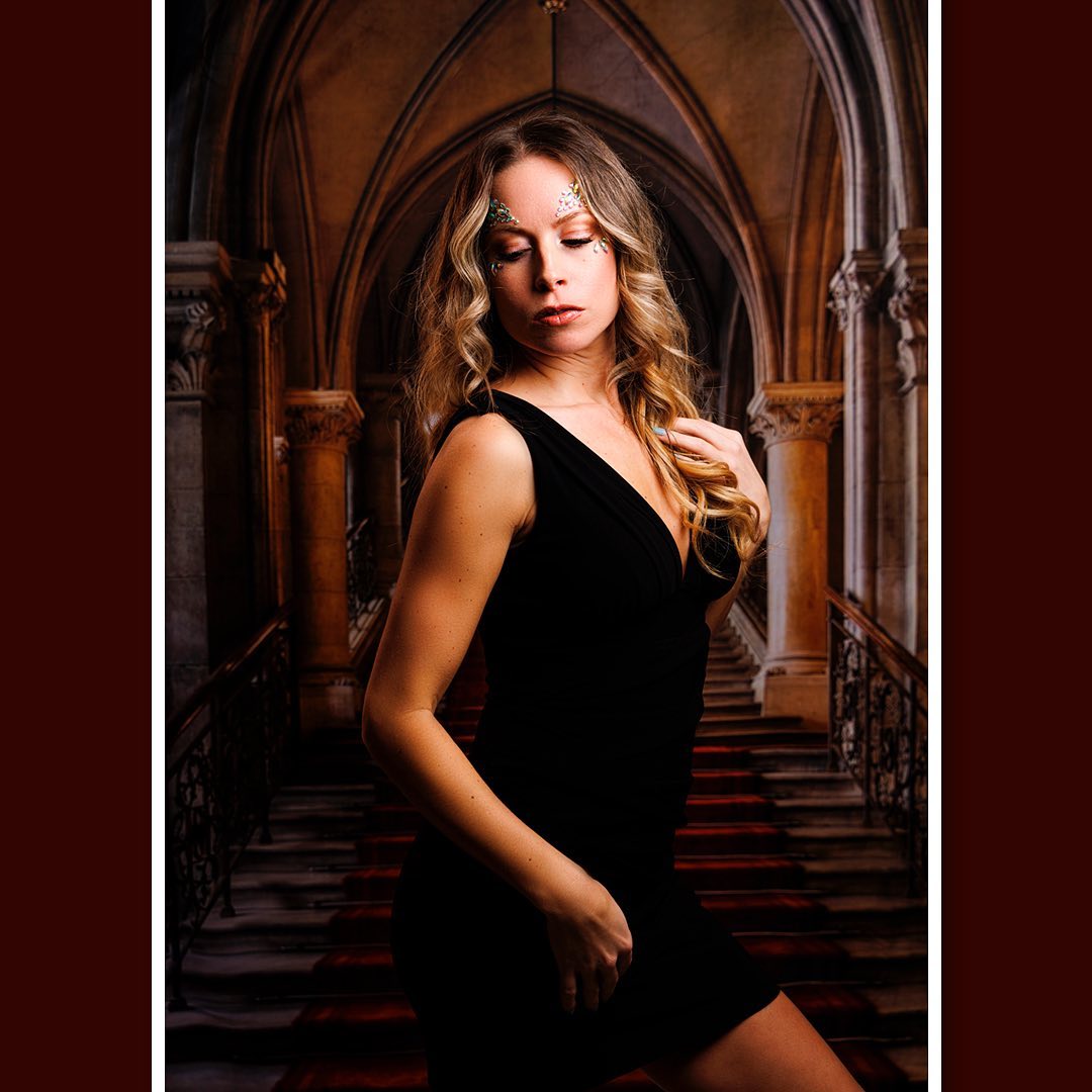 Gotische Architektur Kreisförmige Lichter Roter Teppich-bedeckte Treppe Fotohintergrund KAT-130