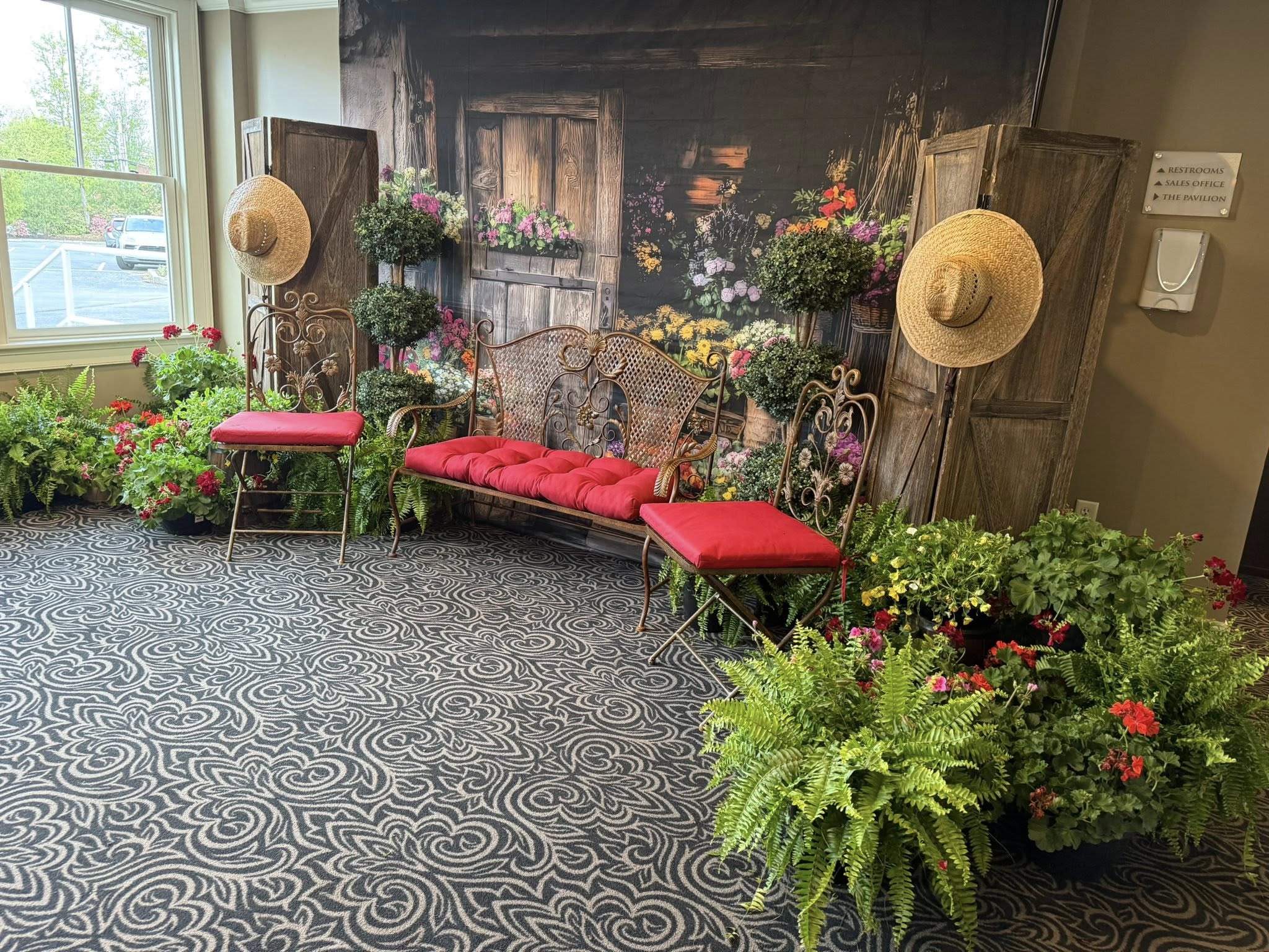 Frühlings-Hintergrundkulissen Rustikaler Blumenmarkt Holztür-Hintergrund LXX2-63