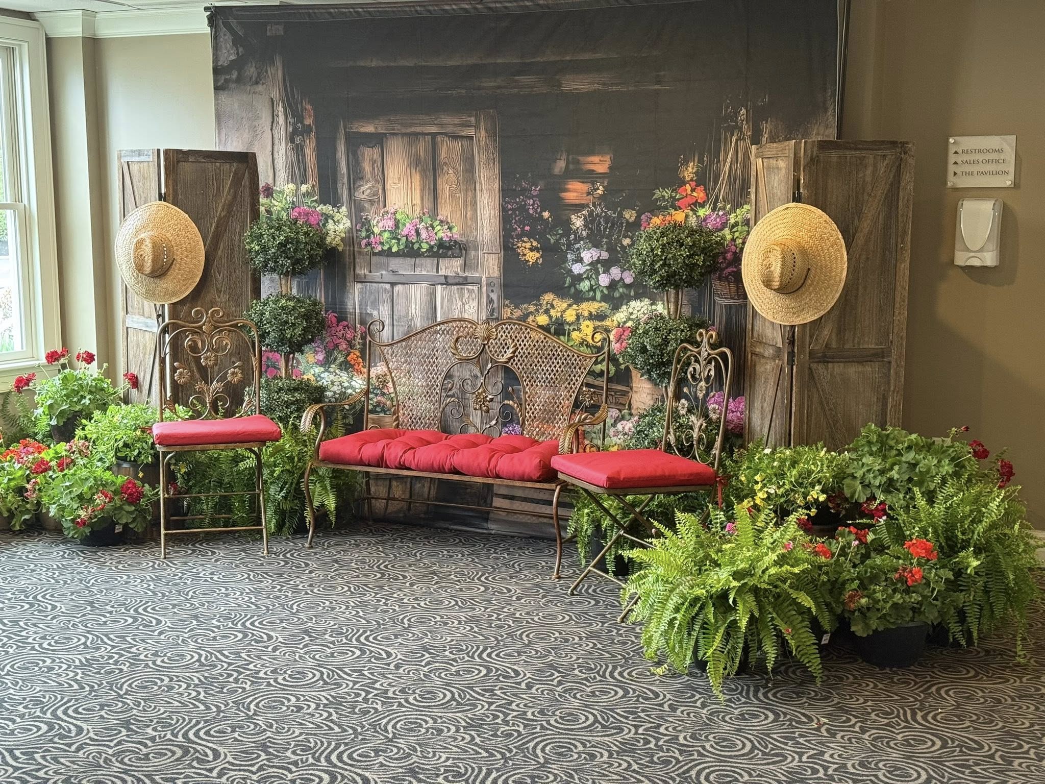 Frühlings-Hintergrundkulissen Rustikaler Blumenmarkt Holztür-Hintergrund LXX2-63