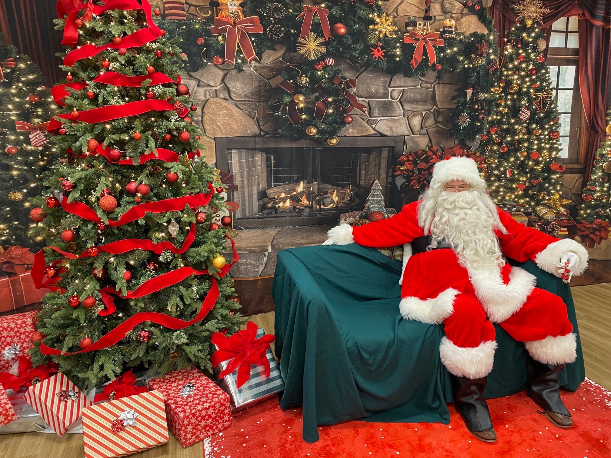 Weihnachtsmantel mit Bäumen und Lichtern Hintergrund BRP8-64