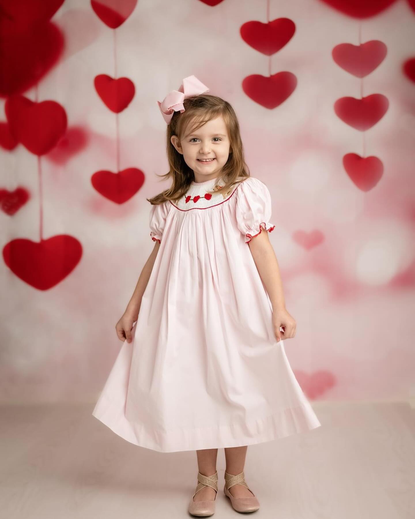 Valentinstag-Fotohintergrund Schwebende rote Herzen Bokeh-Stränge Valentinstag-Fotohintergrund MRR9-96