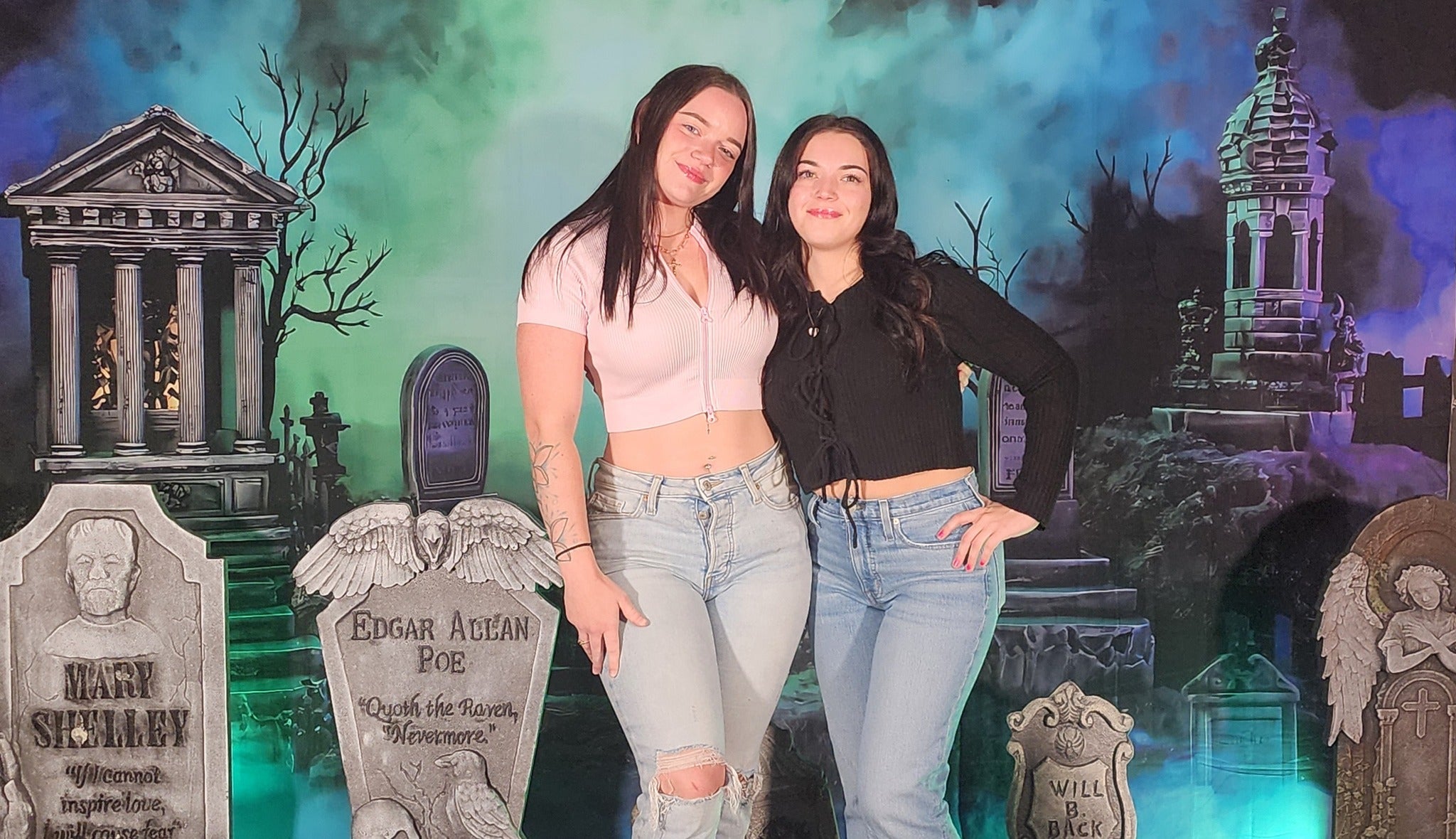 Halloweenkulisse Friedhof Glühende, neblige Grabsteine Foto Hintergrund MRR8-24