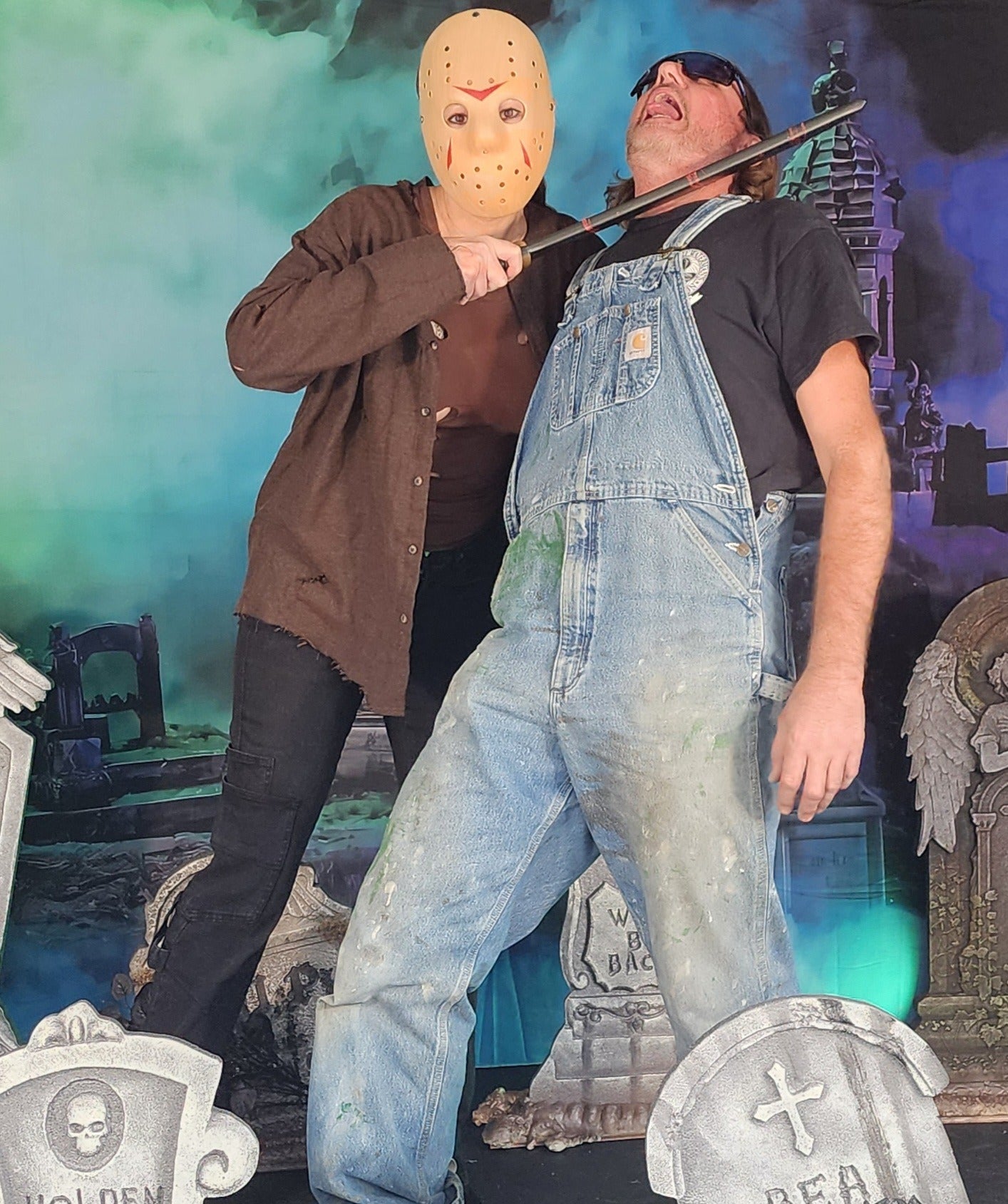 Halloweenkulisse Friedhof Glühende, neblige Grabsteine Foto Hintergrund MRR8-24