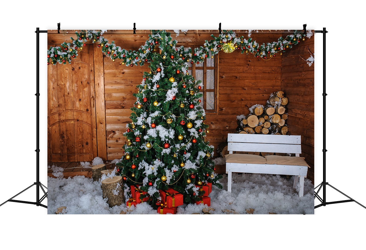 Verschneite Hütte mit Weihnachtsbaum und Baumstämmen Hintergrund BRP8-305