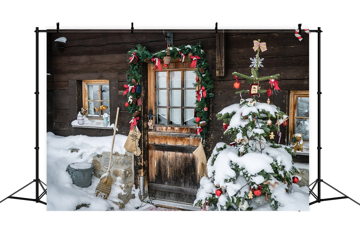 Rustikale Winterhütte mit dekorierter Tür Hintergrund BRP8-315