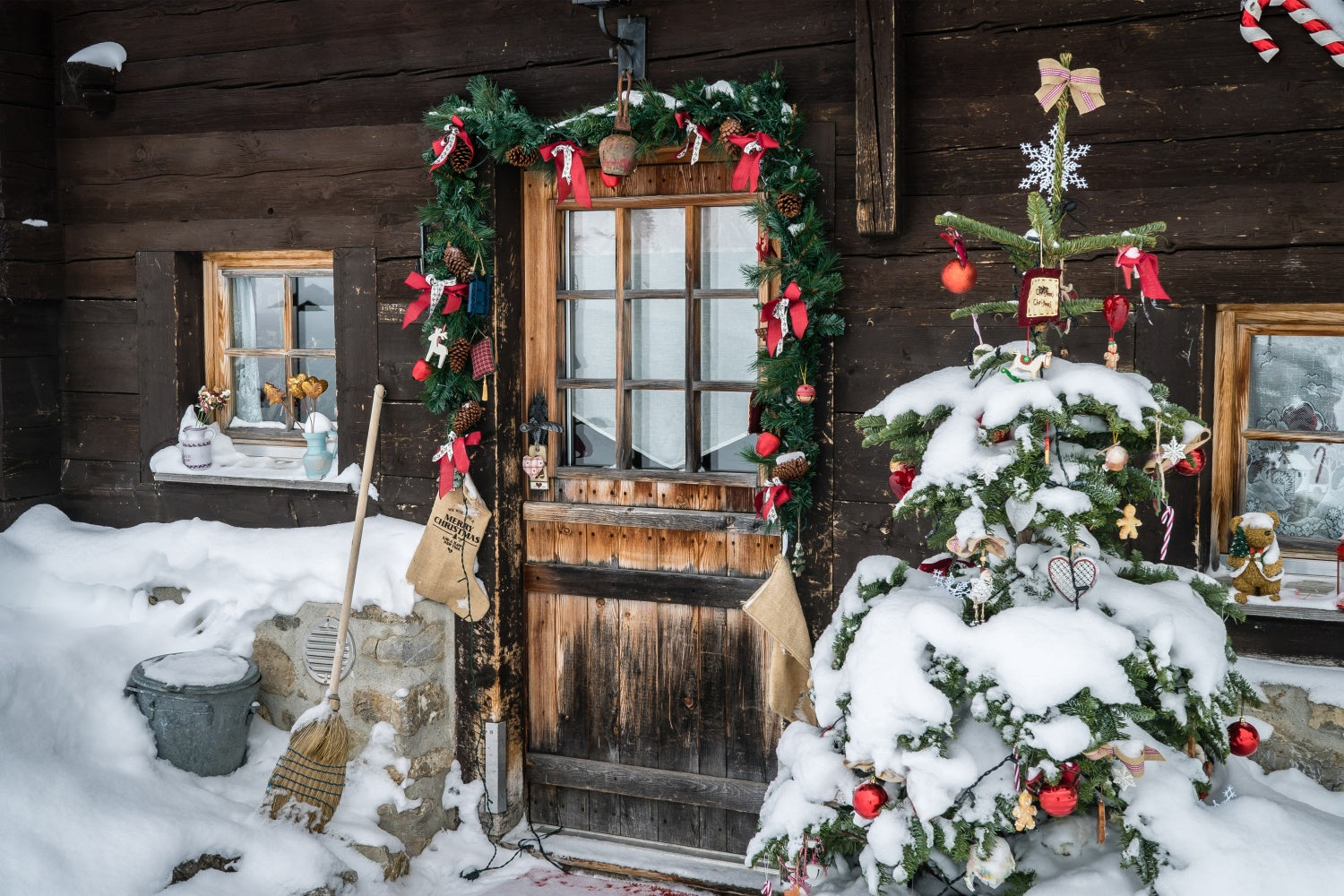 Rustikale Winterhütte mit dekorierter Tür Hintergrund BRP8-315