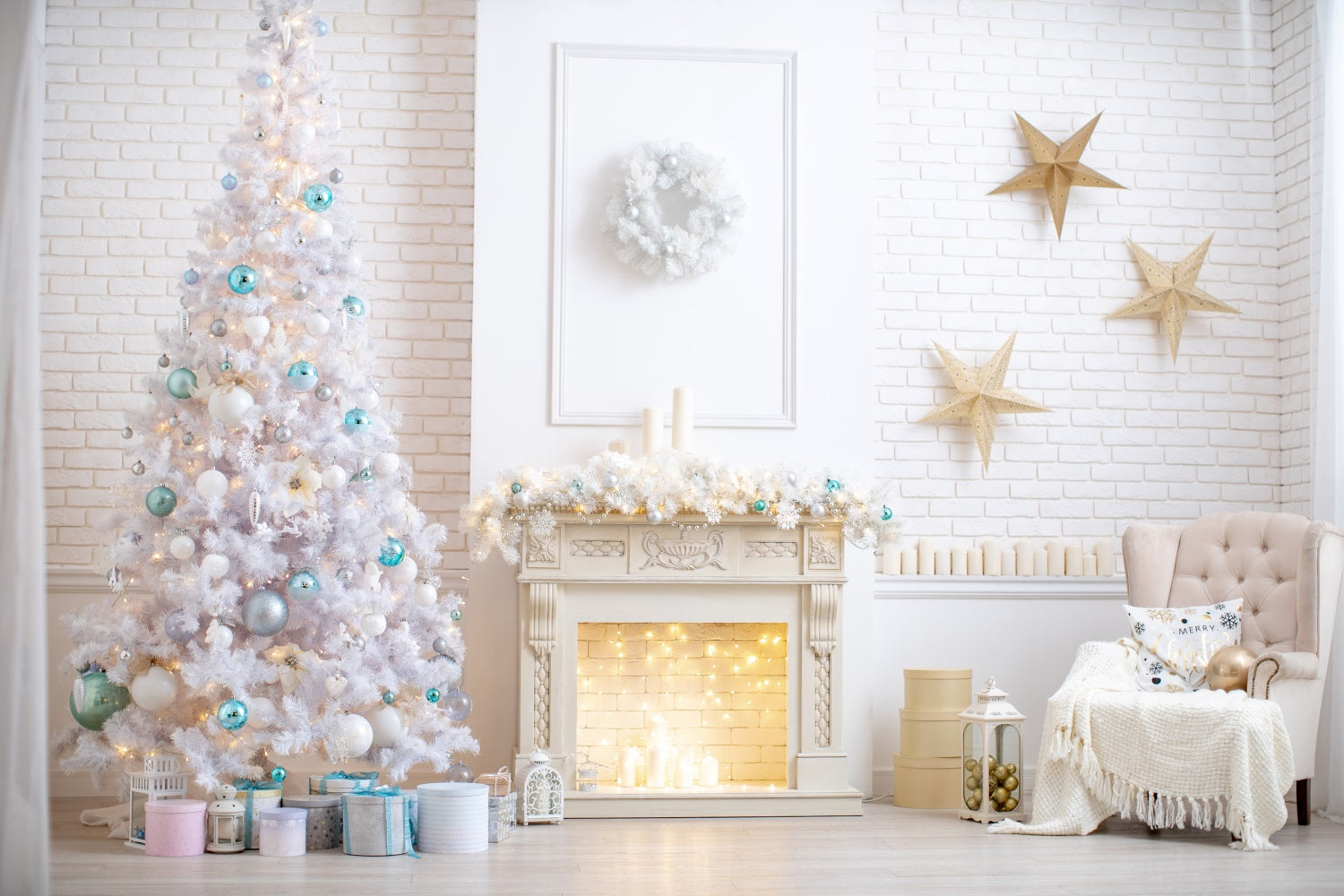 Verschneites weißes Weihnachtszimmer mit goldenen Sternen Hintergrund BRP8-320