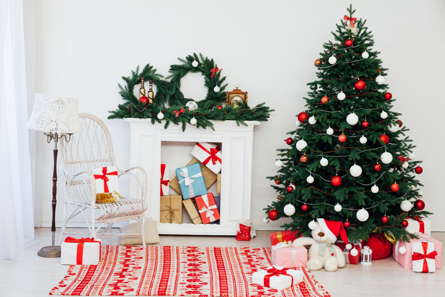 Weihnachtsbaum und weißer Korbsessel Hintergrund BRP8-323