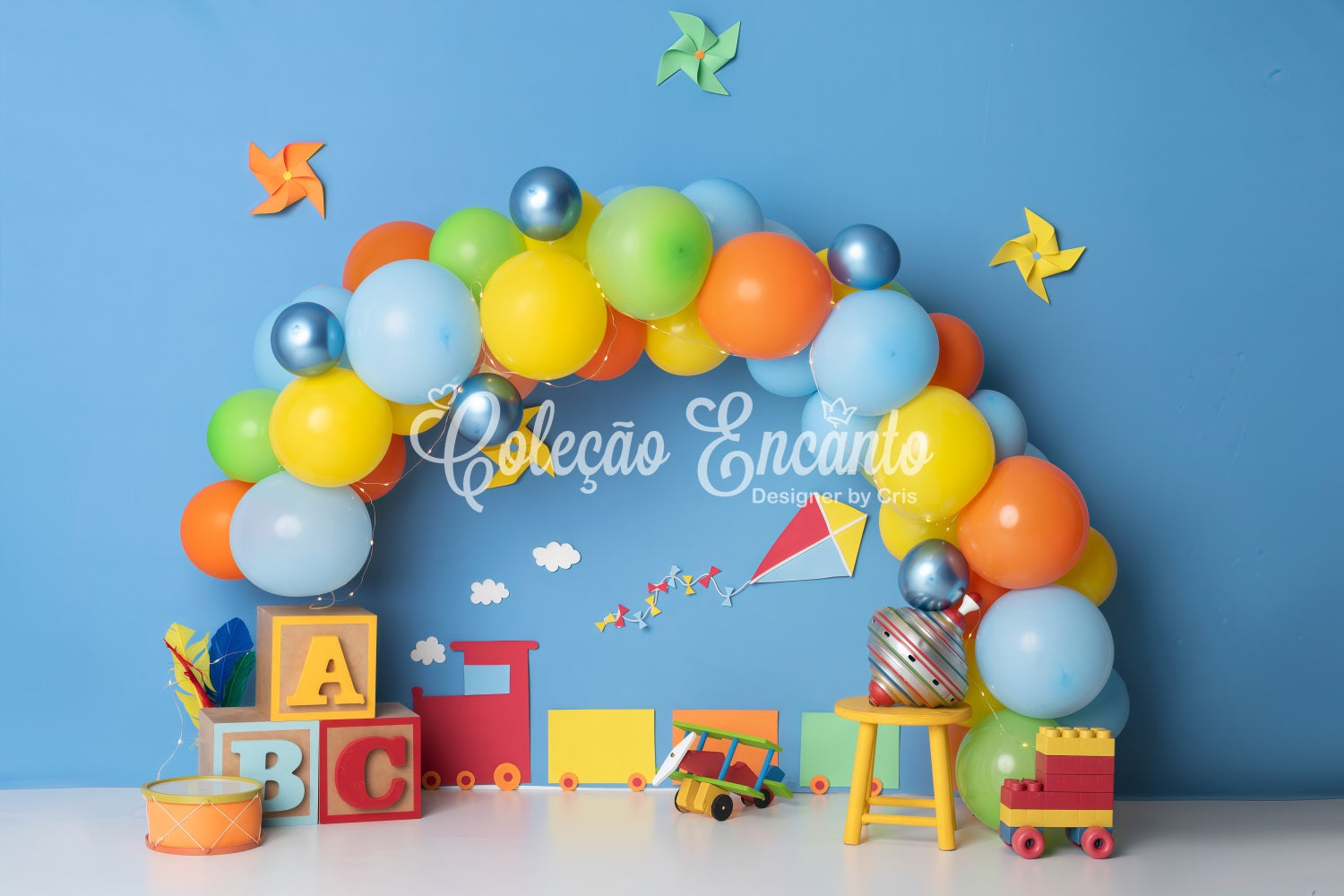 Hintergrund für Kinder Bunte Ballons Blöcke Zug Spielzeug Neugeborenen-Fotohintergrund von Magali