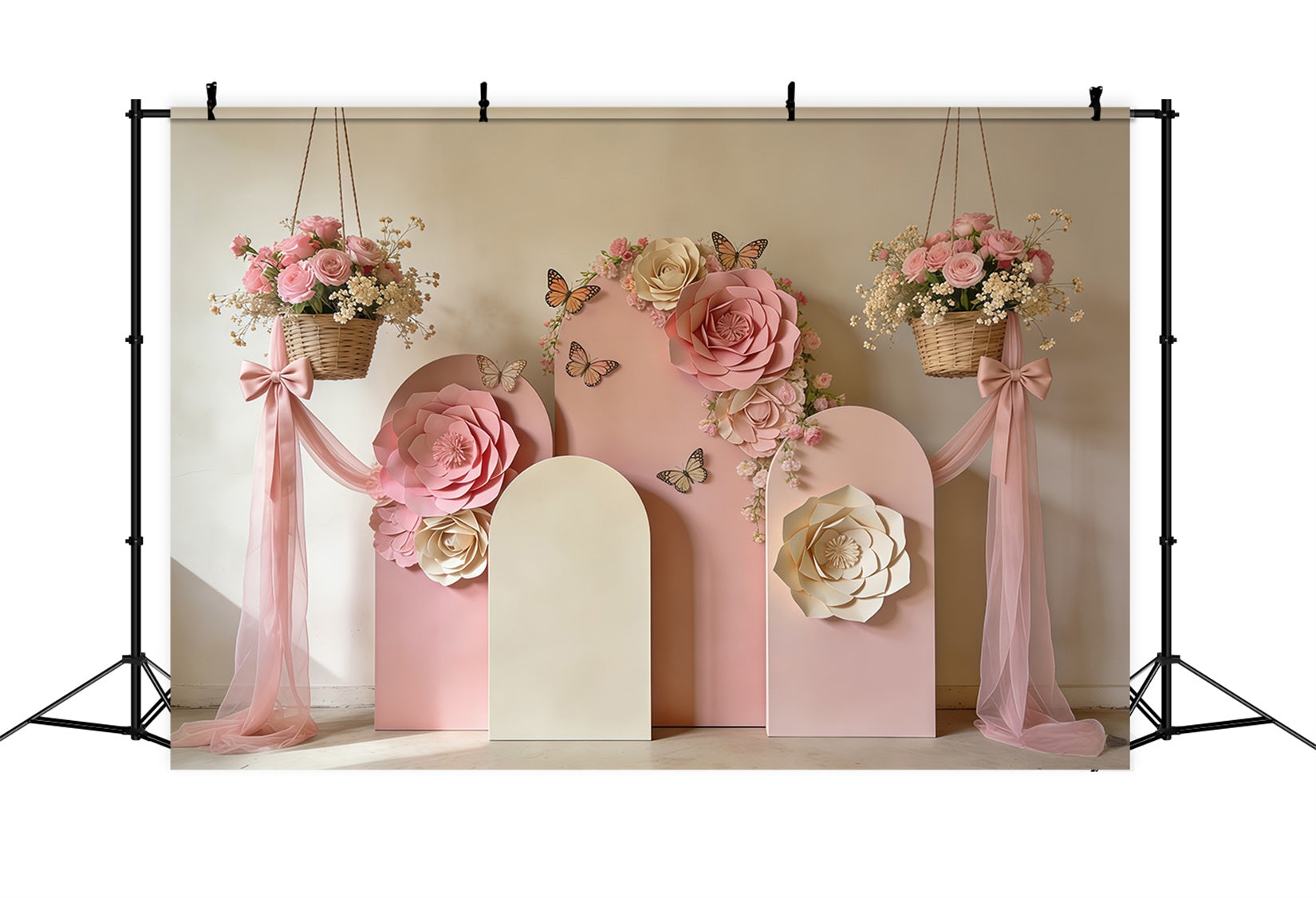 Frühlingshintergrund mit Papierblumen, rosafarbenem Blumenbogen und Schleifen, Fotohintergrund mit Blumenmuster CSH61-162